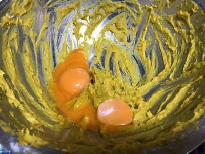 かぼちゃペーストに卵を混ぜる