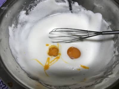 メレンゲに卵黄を混ぜる