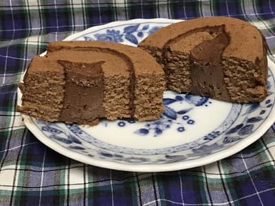フジパン新商品ショコラロールケーキの断面