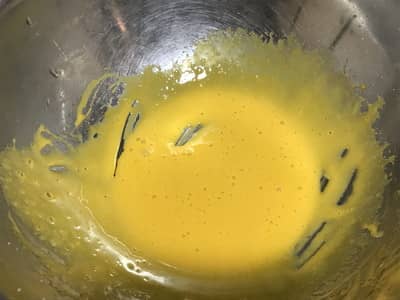 卵黄に砂糖を混ぜる