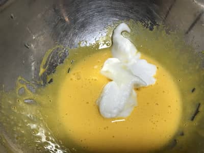 卵黄にメレンゲを混ぜる