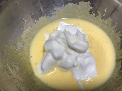 卵黄にメレンゲを混ぜる