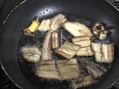 バナナの皮を揚げる