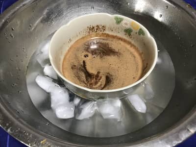 マシュマロチョコムースを氷水で冷やす