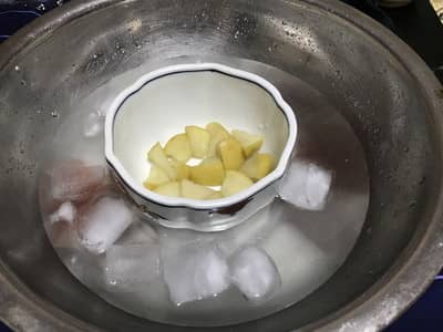 りんご煮を氷水で冷やす