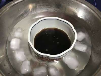 コーヒーを氷水で冷やす