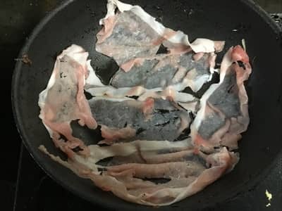 ごま油で肉を炒める
