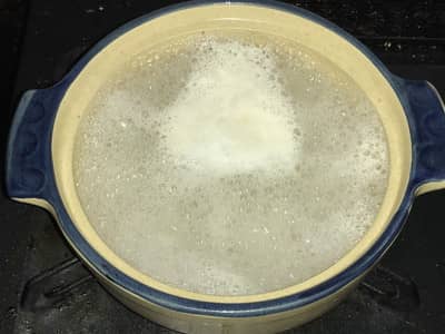 土鍋で米のとぎ汁を沸かす