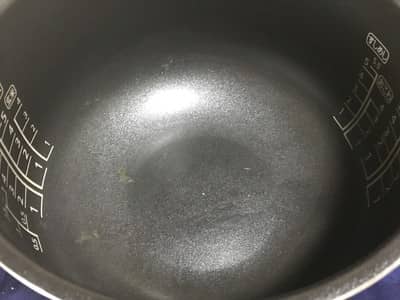 炊飯器の釜に油を塗る