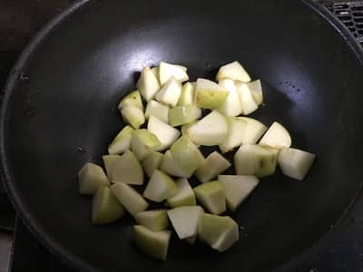 リンゴフィリングを煮る