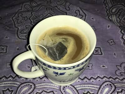 缶コーヒーと紅茶の茶葉の鴛鴦茶