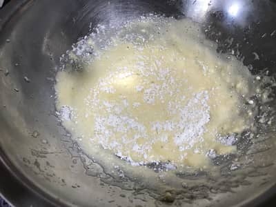 卵に小麦粉を入れる