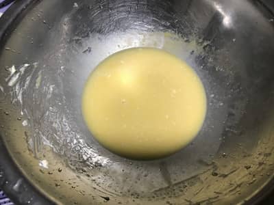 マーガリンと卵を混ぜる