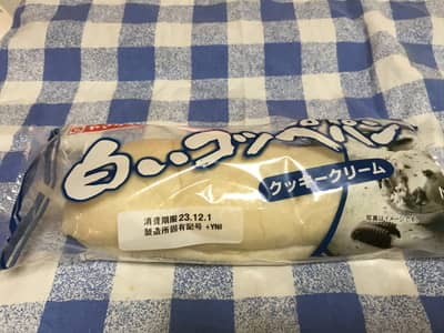ヤマザキ「白いコッペパン クッキークリーム」
