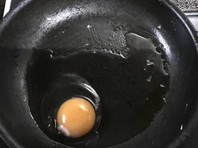 フライパンで卵を溶く